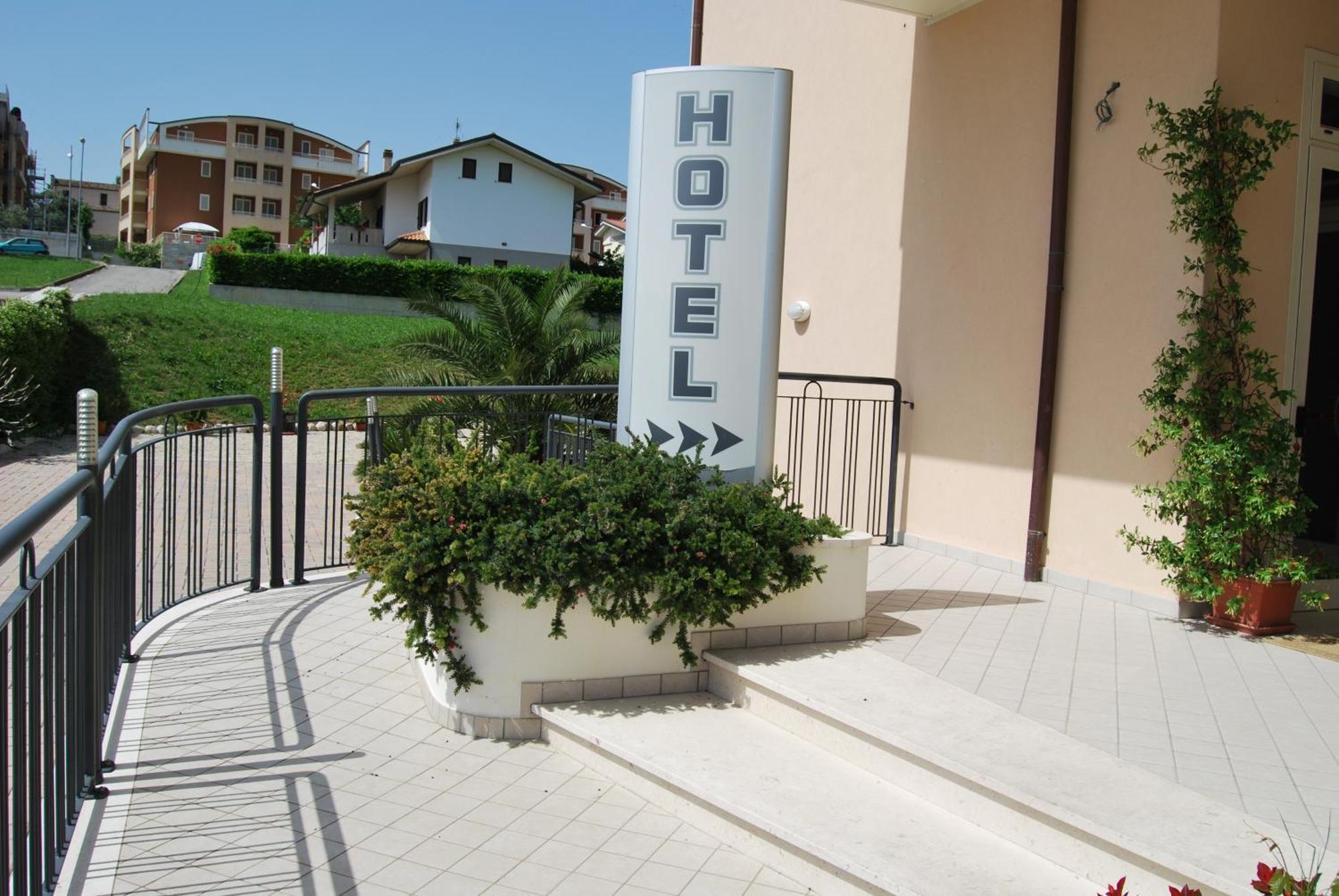 Eu Ropa Hotel Nereto Buitenkant foto